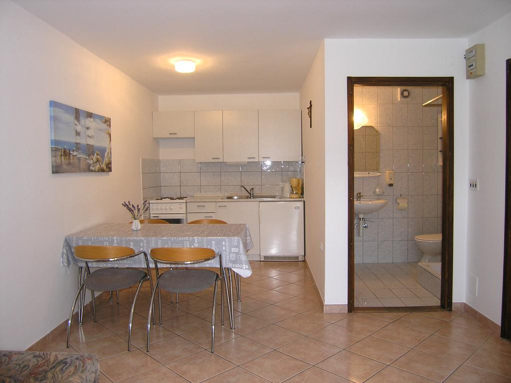 Apartmani Dolencic Кърк Екстериор снимка